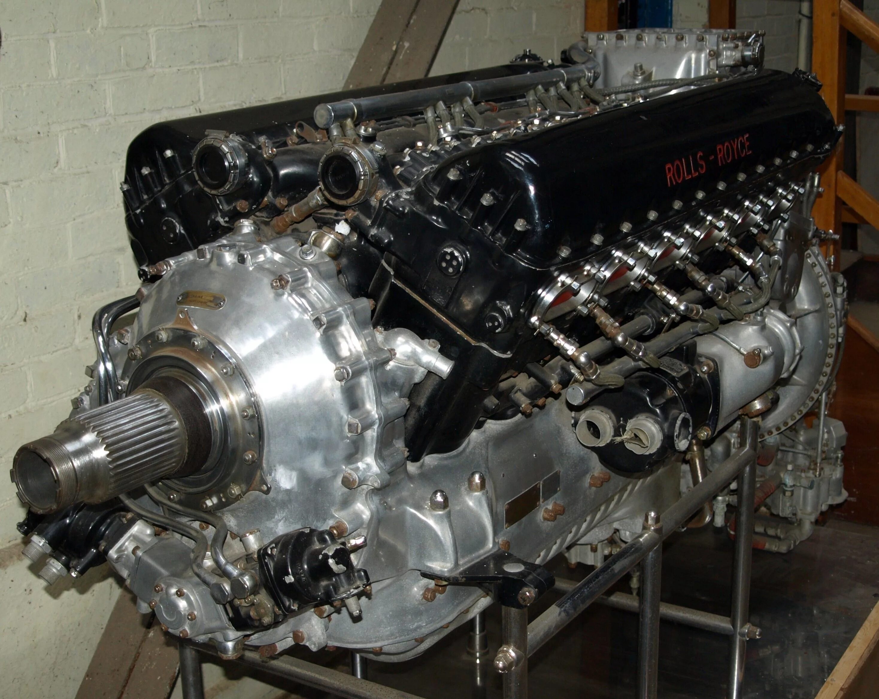 Двигатель роллс ройс. Двигатель Rolls-Royce Merlin. Rolls Royce Merlin v12. Двигатель Rolls-Royce v12. Rolls-Royce Merlin v12 машина.