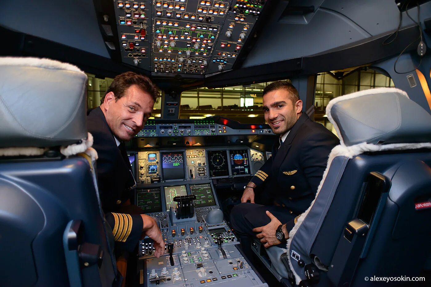 Эшли пилот эмирейтс. Форма пилотов эмирейтс. Пилоты emirates airlines. Пилоты эмирейтс. Эшли клинджер.