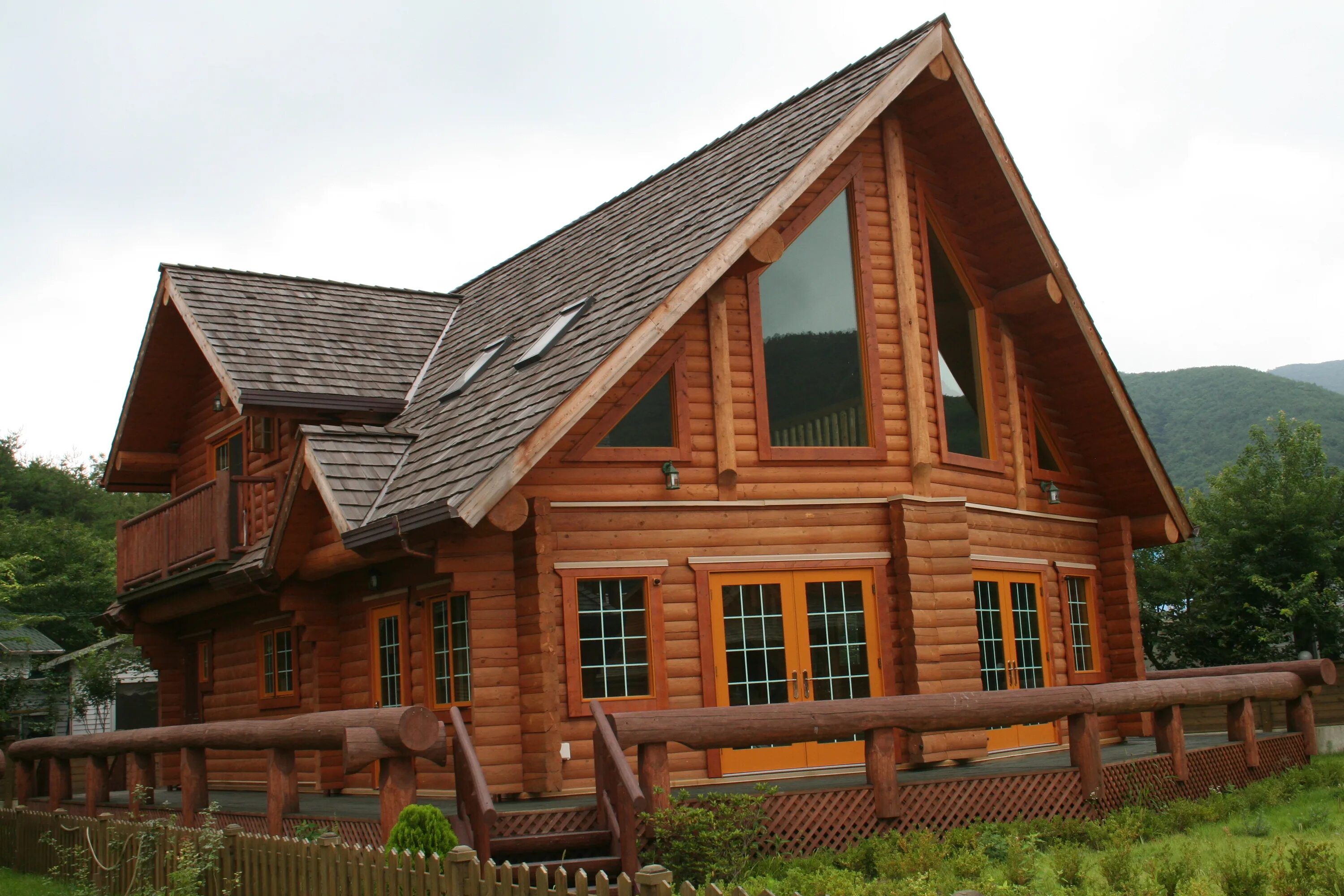Стоят три дома деревянный. Фасады деревянных домов. Крыши деревянных домов. Деревянная крыша. Фасад деревянного дома.