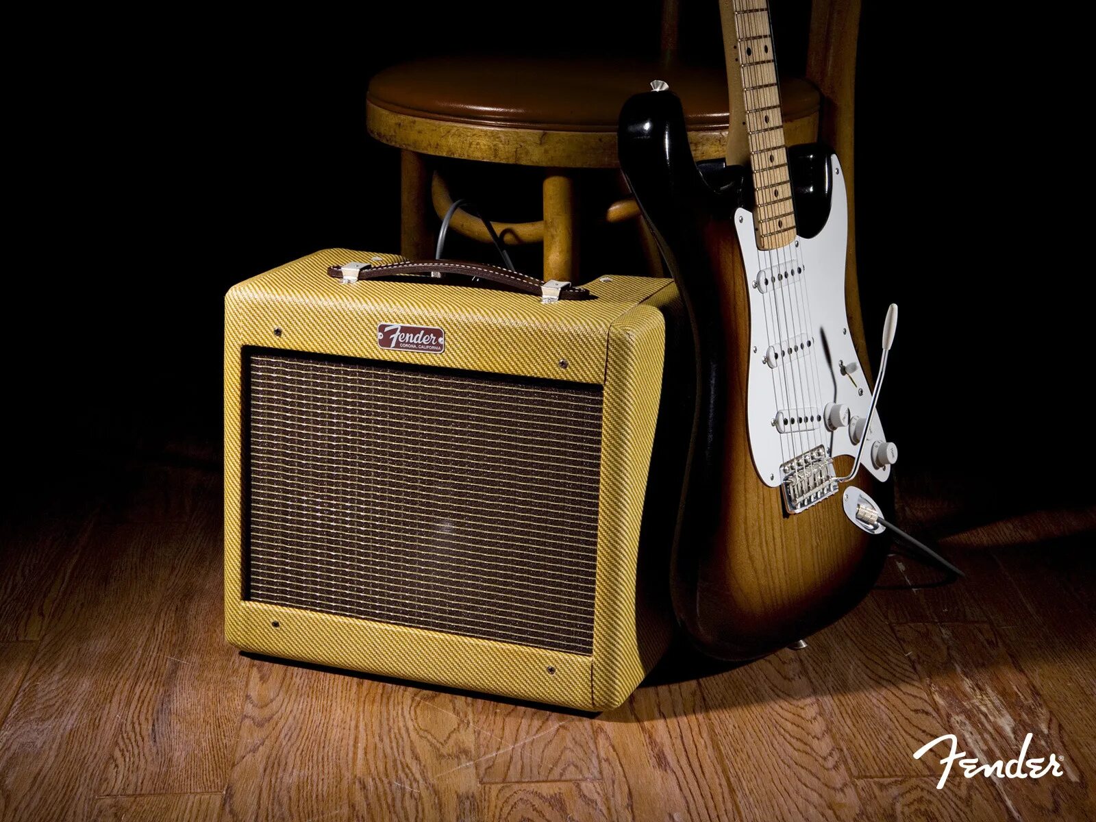 Гитара Fender и комбик Marshall. Fender Stratocaster обои. Гитарные комбоусилители Винтаж Fender. Fender 205..