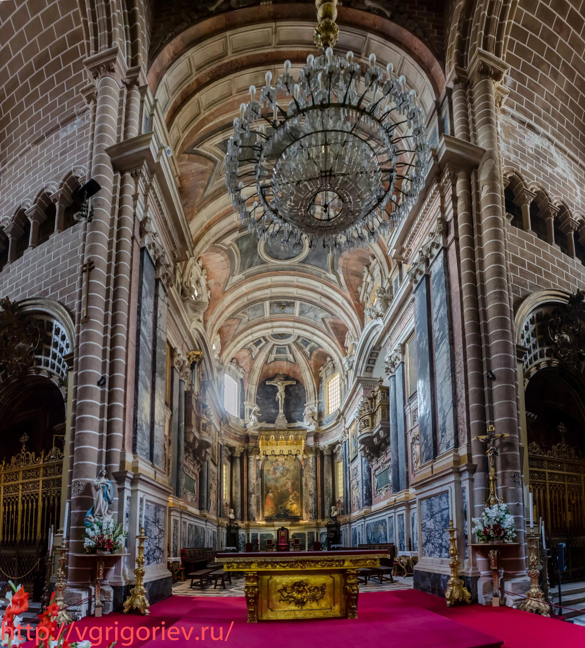 Кафедральный собор (г. Собор святого себастьяна (кафедральный собор). Суть кафедрального собора. Кафедральный собор таррагоны внутри. Севилья).