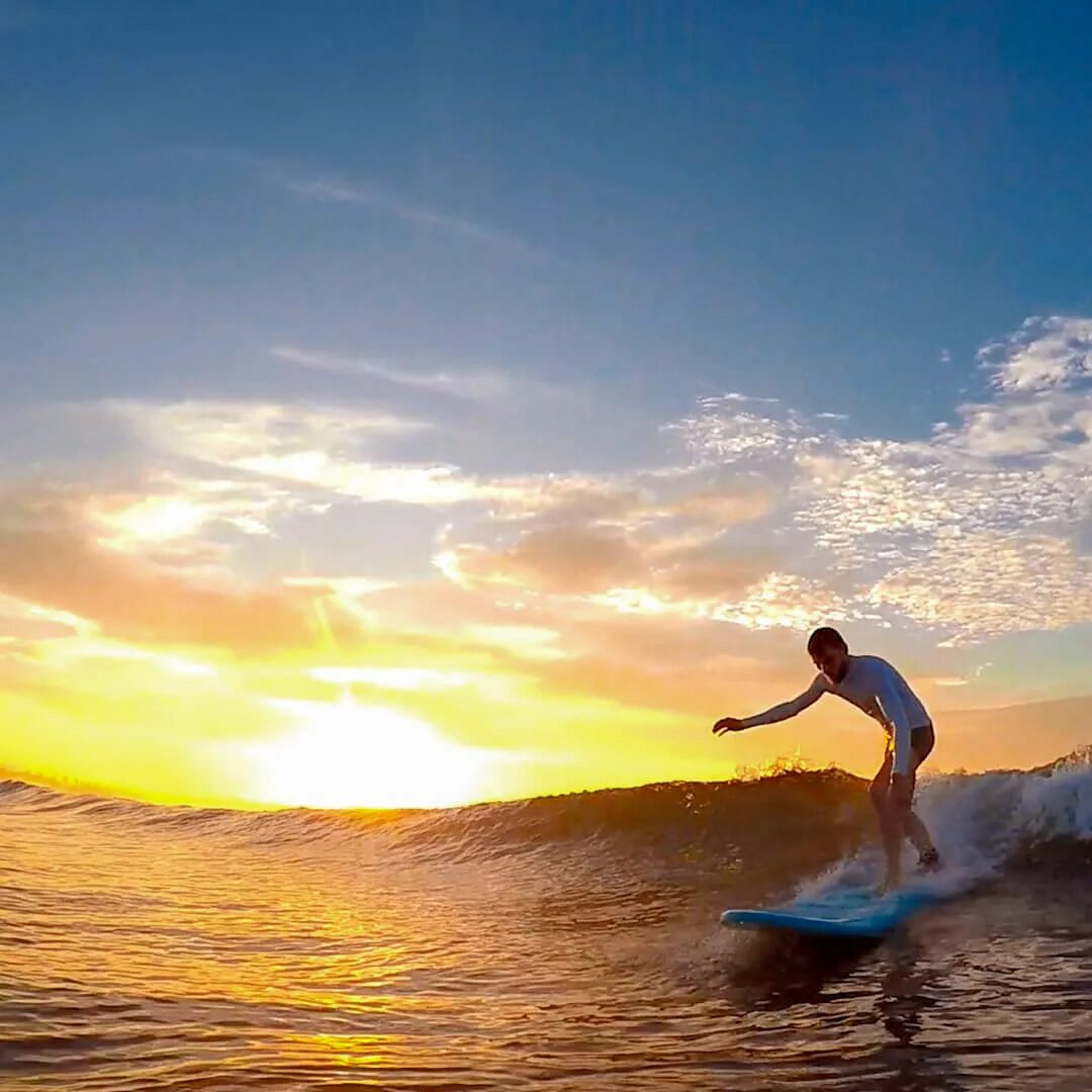 Surf шри ланка. Серф Кемп на Шри Ланке. Шри Ланка серфинг. Шри Ланка Хиккадува серфинг. Серфер на пляже.