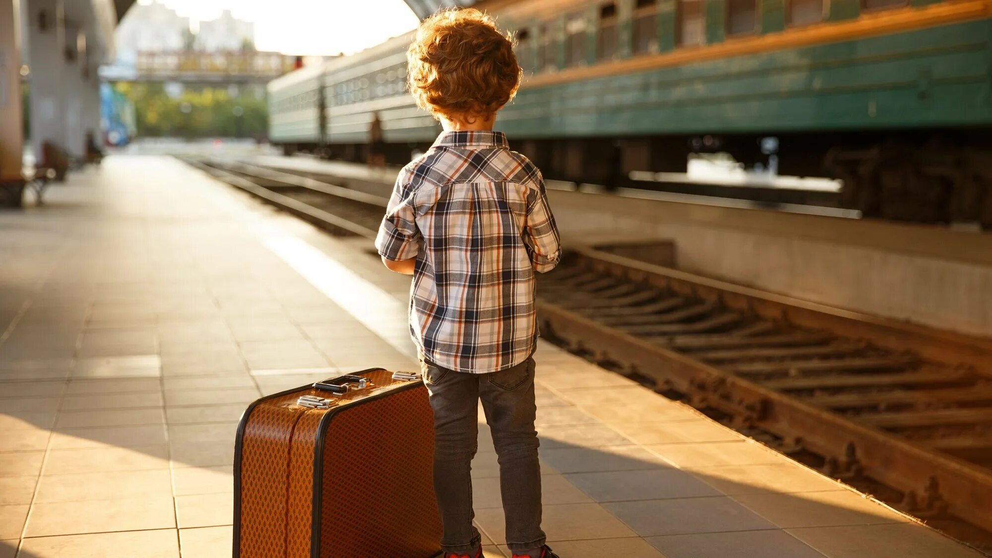 Мальчики поезд с мамой. Мальчик с чемоданом на вокзале. Ребенок с чемоданом на вокзале. Чемодан для детей. Чемодан для подростка.