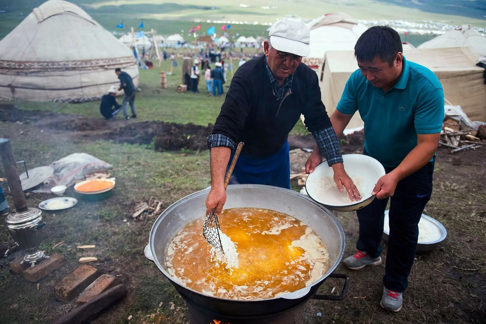 Киргизы блюда. Киргизия еда. Кыргызские национальные блюда. Национальная кухня Киргизии. Национальные блюда кыргызов.