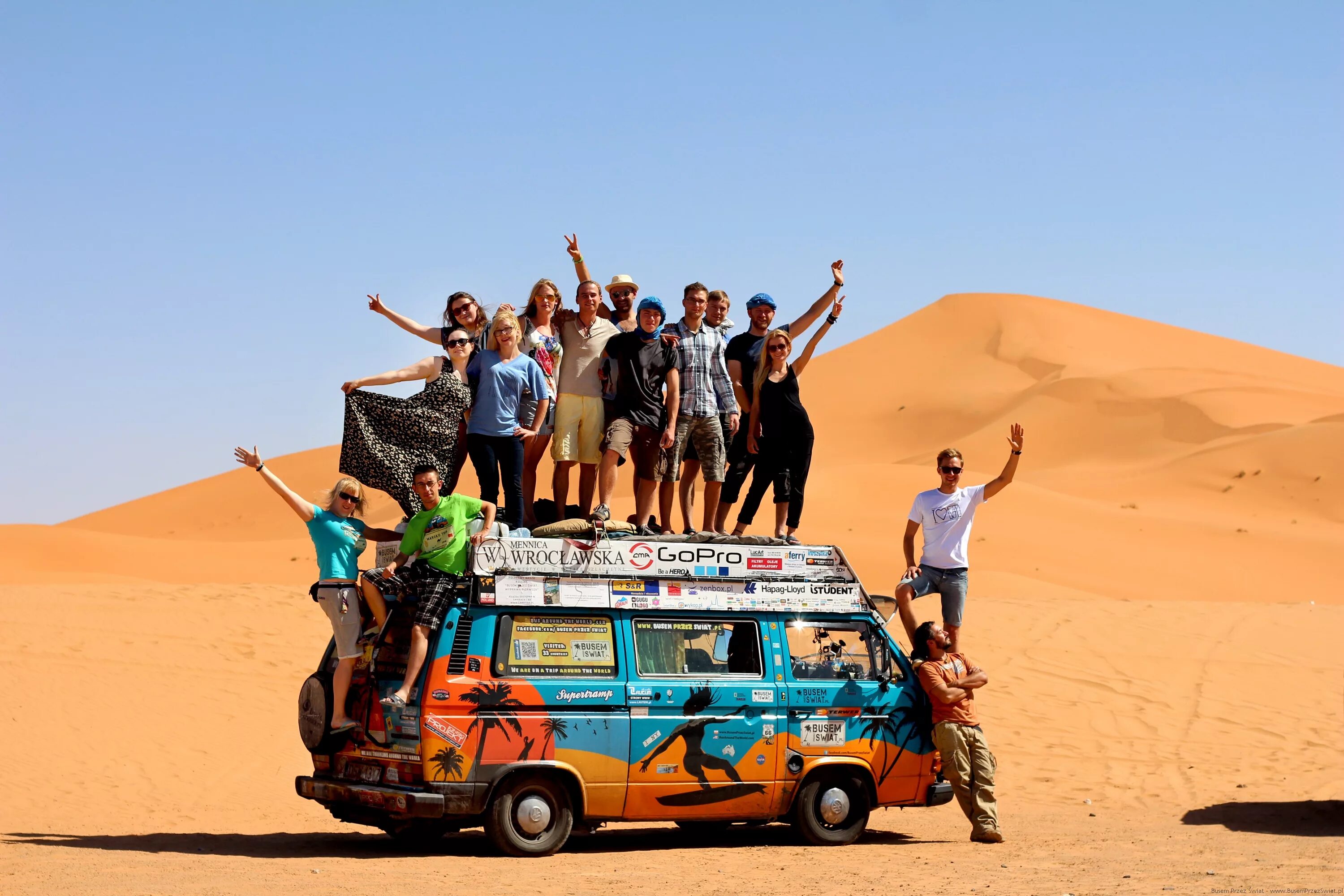 туристы в европе. фотосессия путешествие. лето молодежь. путешествие к мечте. путешествие по миру на машине.