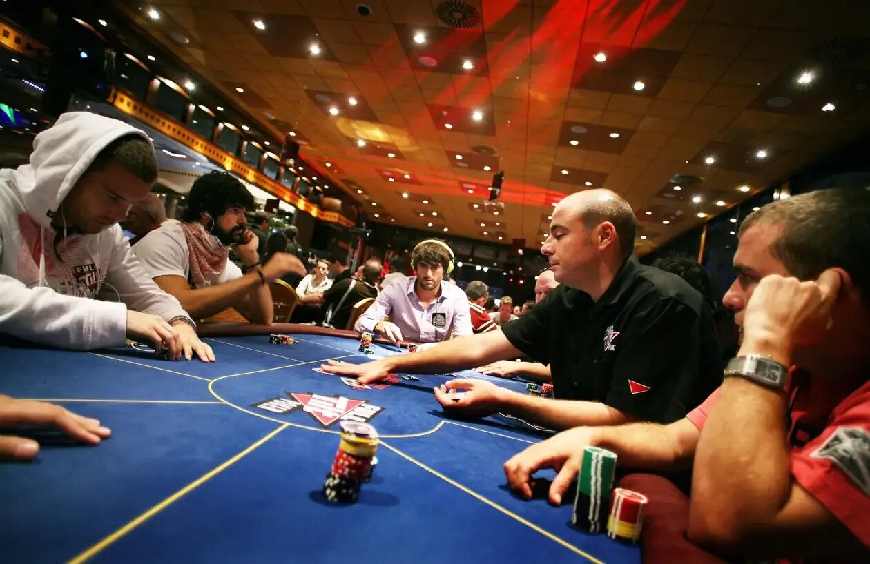 Много игроков играем. Спортивный Покер. Игрок в казино. Стол для спортивного покера. Турнирный Покер.