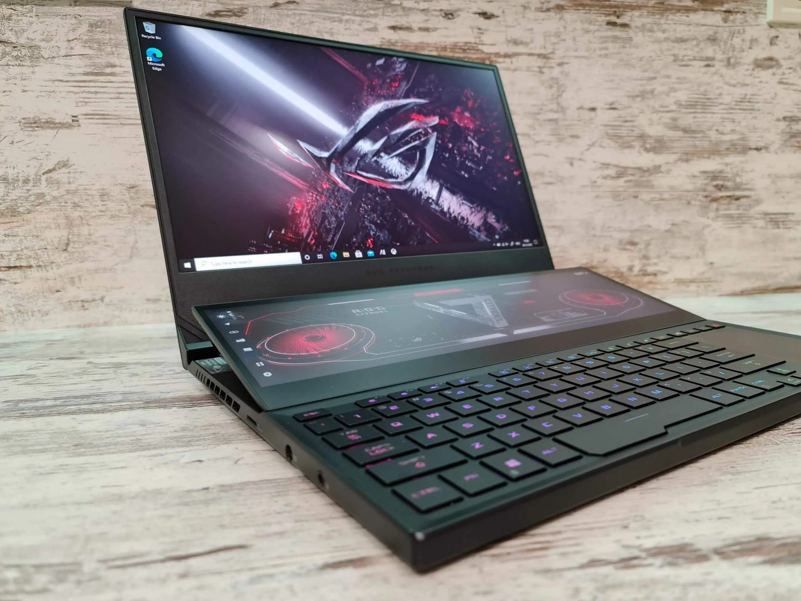 Asus zephyrus обзор. ASUS ROG Zephyrus Duo 15 se. ASUS ROG Zephyrus Duo 2022. ASUS ROG Zephyrus 15se. ASUS ROG Zephyrus Duo 16 2022.