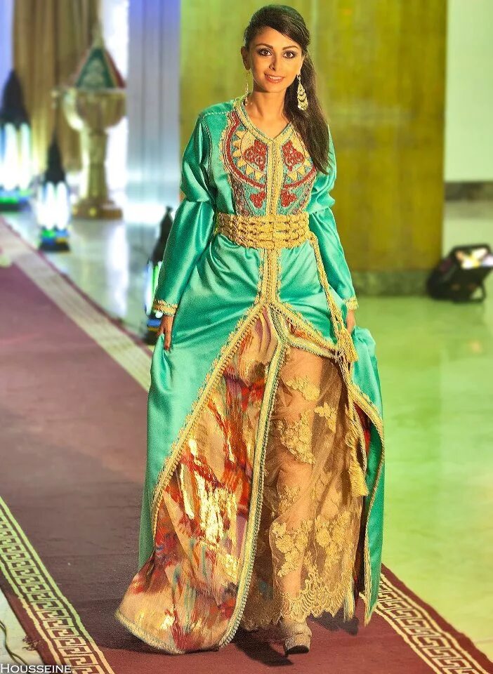 Марокко блоггеры. Марракеш женщины. Одежда в марокко. Кафтан платье марокканский мода. Одежда в марокко.