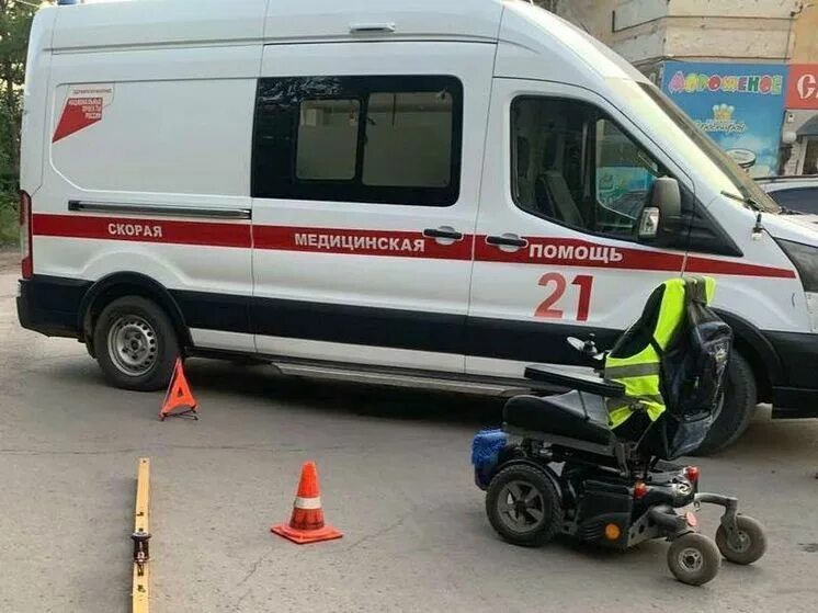 Инвалида сбивает машина. Инвалид колясочник. Инвалид на коляске. Инвалида сбивает машина. Инвалида сбивает машина.