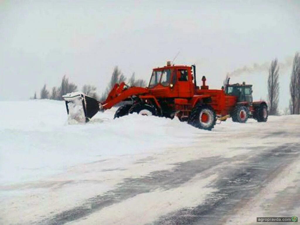 Игра трактора чистят снег. Трактор для чистки снега. Трактор убирает снег. Очистка снега трактором. Трактор расчищает снег.