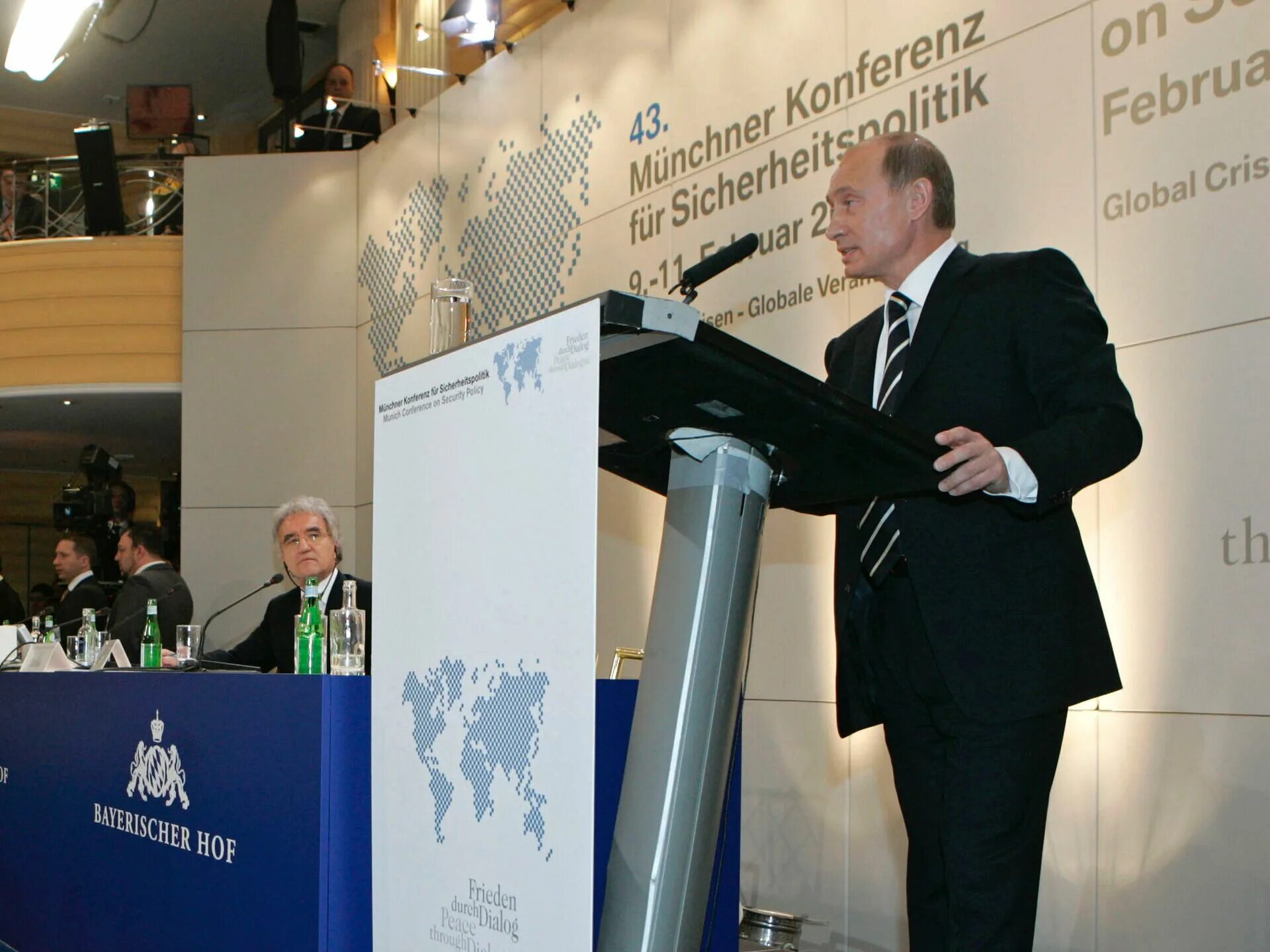 путин 2007. мюнхенская речь путина 2007. путин 2007 мюнхен речь. мюнхенской конференции 2007 года. путин на мюнхенской конференции 2007.