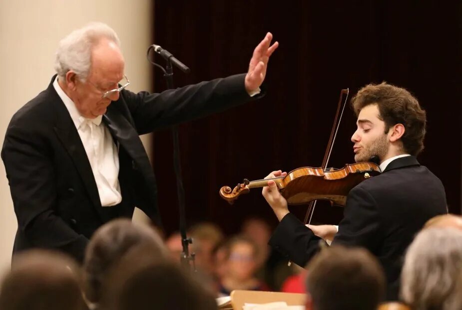 юрий темирканов оркестр. оркестр и дирижер зажигают. филармония духовой симфонический оркестр калининград. танцующий дирижер. комедия про ревнивого дирижера сша.