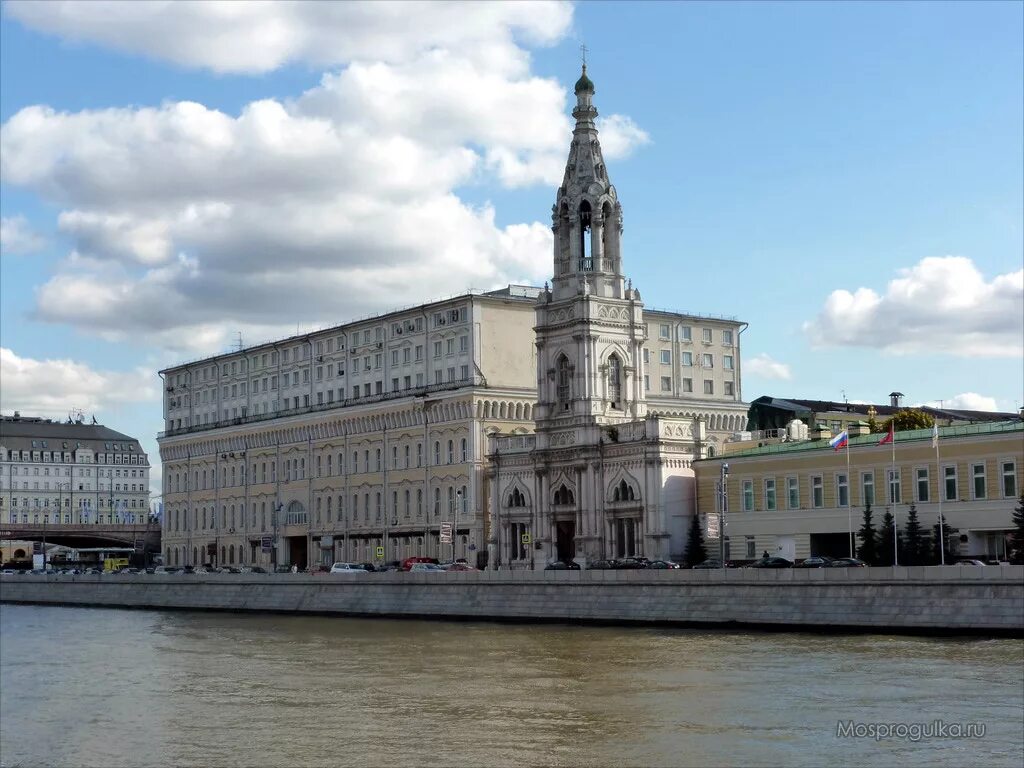 Софийская колокольня москва. Колокольня церкви софии премудрости божией на софийской набережной. Церковь софии в москве на софийской набережной. Кокоревское подворье на софийской набережной. Храм софии премудрости божией в средних садовниках.