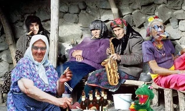 Старушка на скамейке. Веселые пенсионеры. Пятеро бабушек. Три старушки. Четыре бабки смешные.