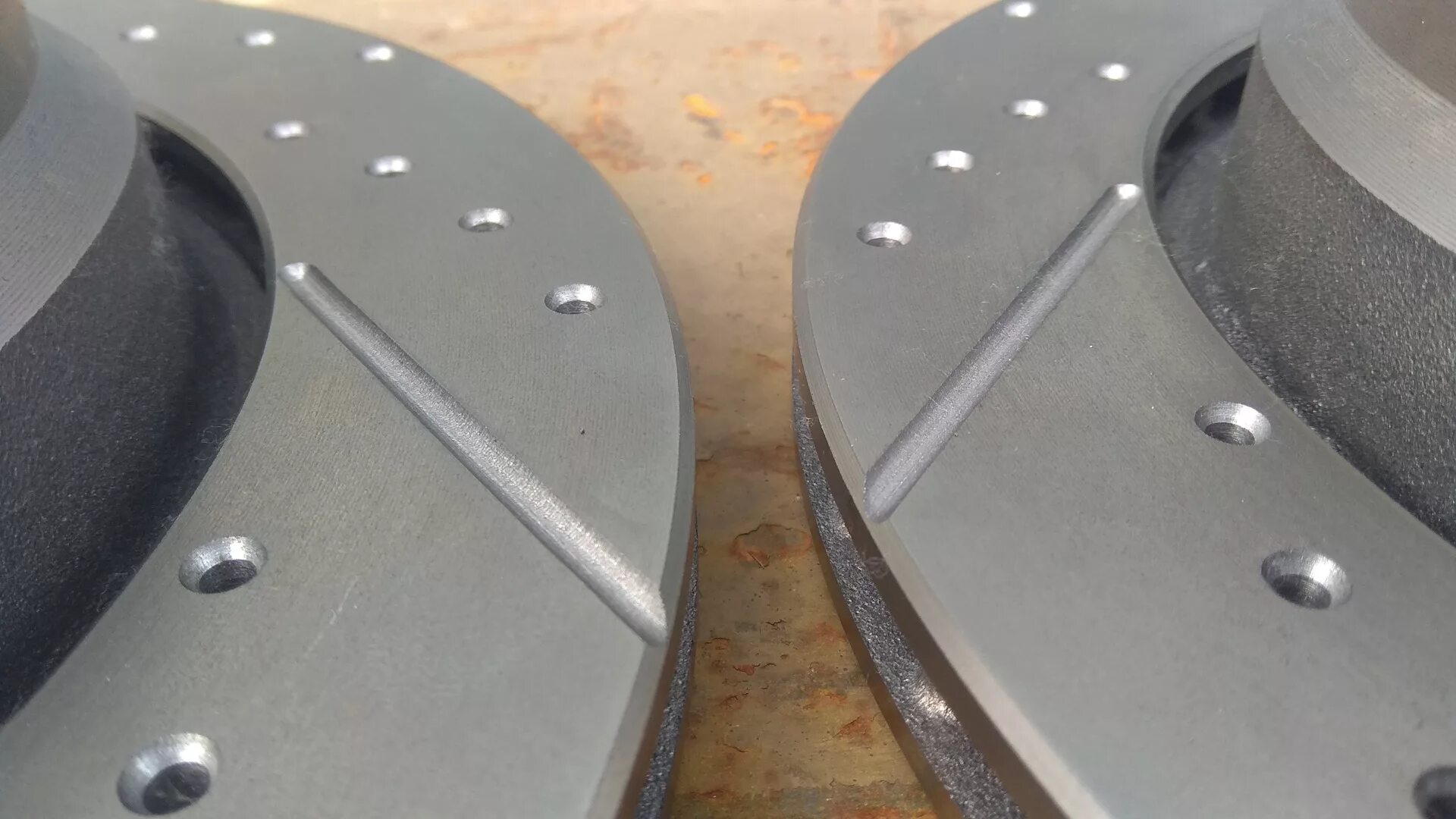 Тормозных дисков е39. Bmw e39 тормозные диски. Задний тормозной диск бмв е39. Задние дисковые тормоза бмв 39. Тормозной диск передний бмв е39.