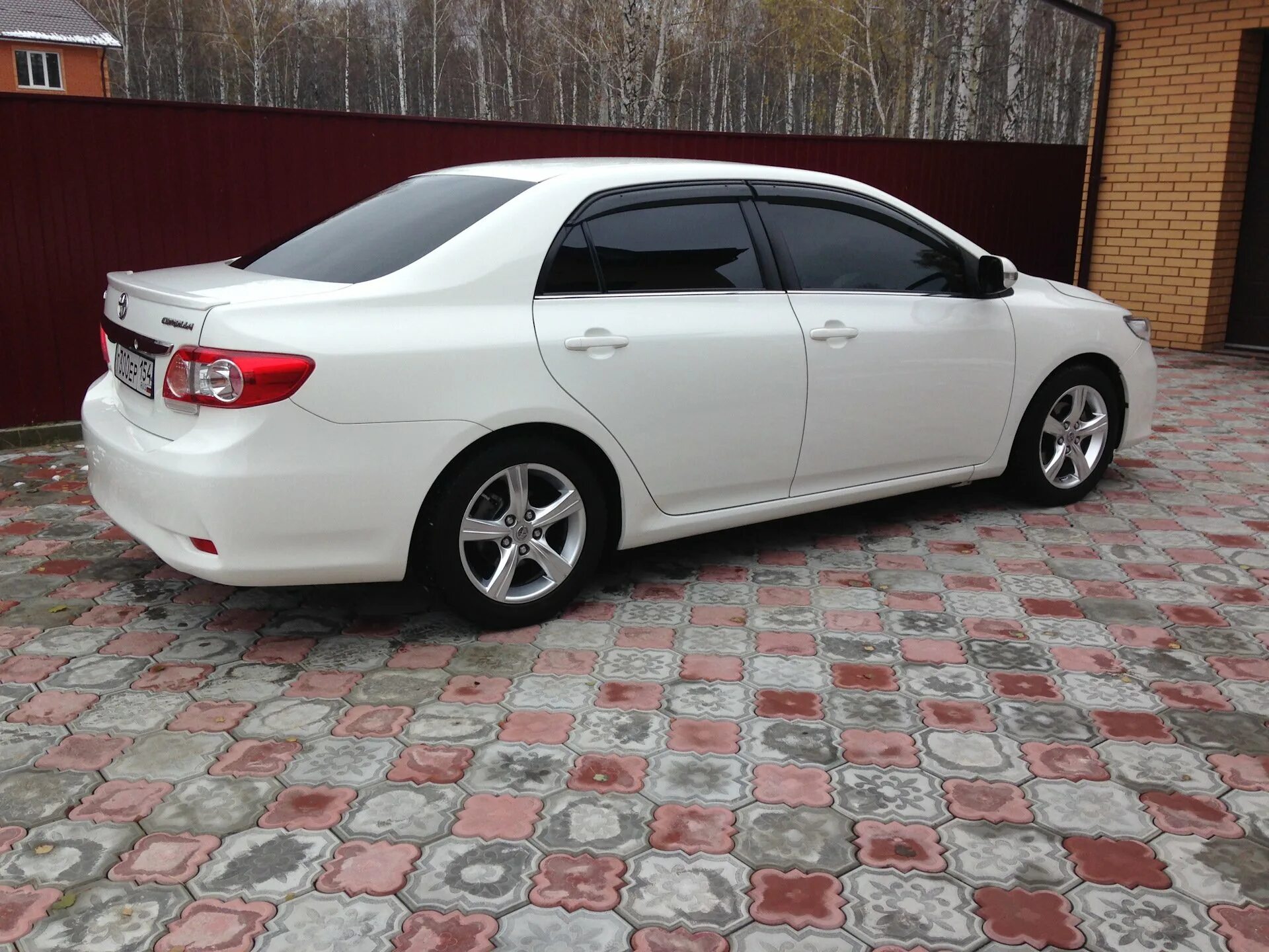 Белая Toyota Corolla 2011. Белая Toyota Corolla e150. Тойота Королла 2011 белая. Тойота Королла е150 белая.