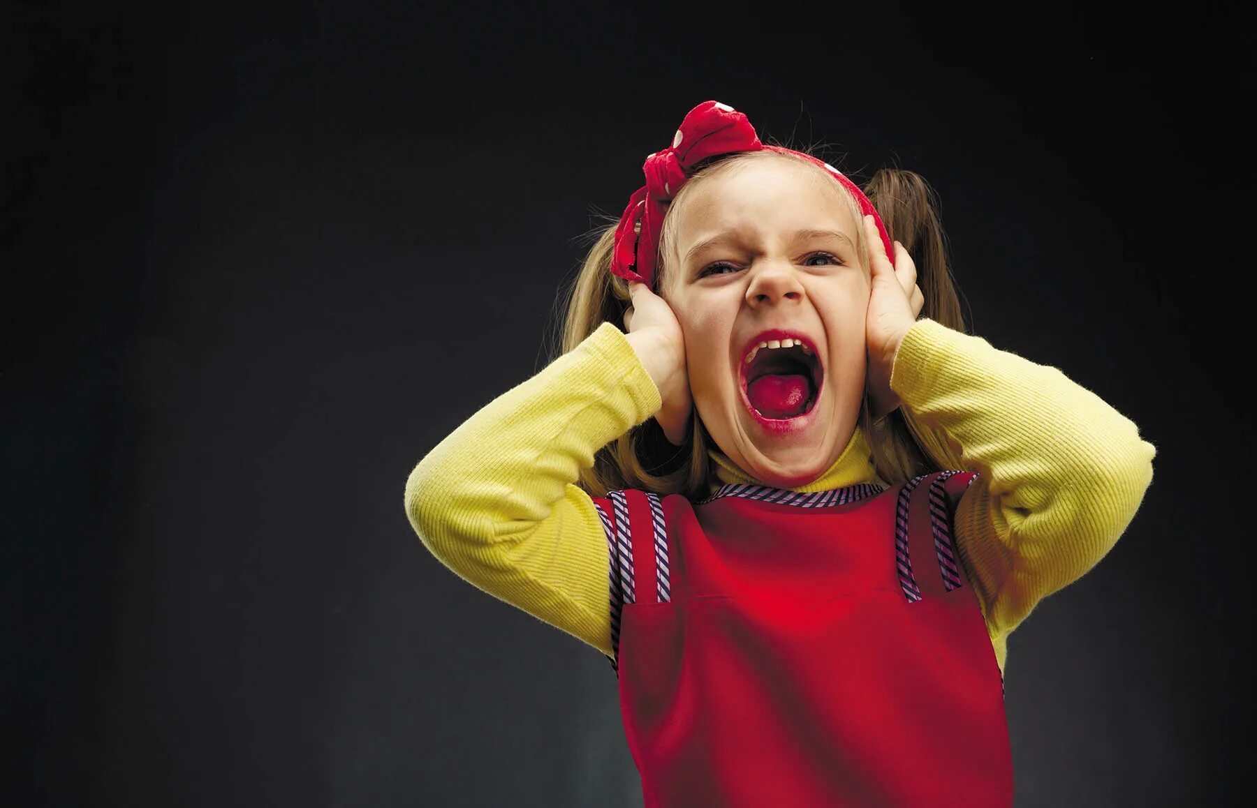 Стресс, крик. Мама кричит на ребенка. Кричать запереть. Человек закрывает уши. Кричать запереть.