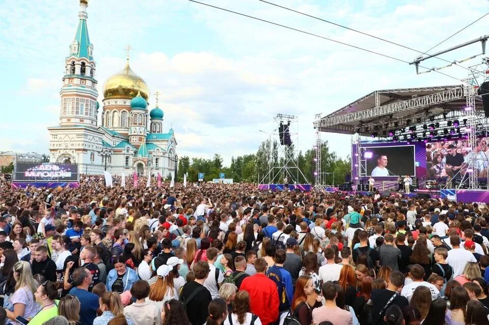 Концерт реальные фото человека. Сцена. Соборная площадь омск концерт. Концерт омск день молодежи. Концерт в омске сегодня.