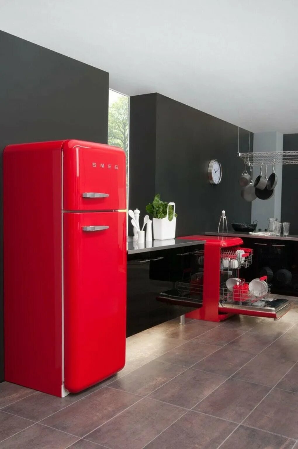 Черно красный холодильник