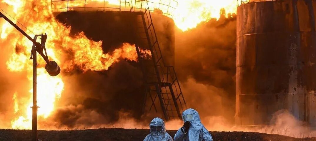 Взрыв на НПЗ. Завод такой который дым идет. Месторождения нефти и газа в России картинки.