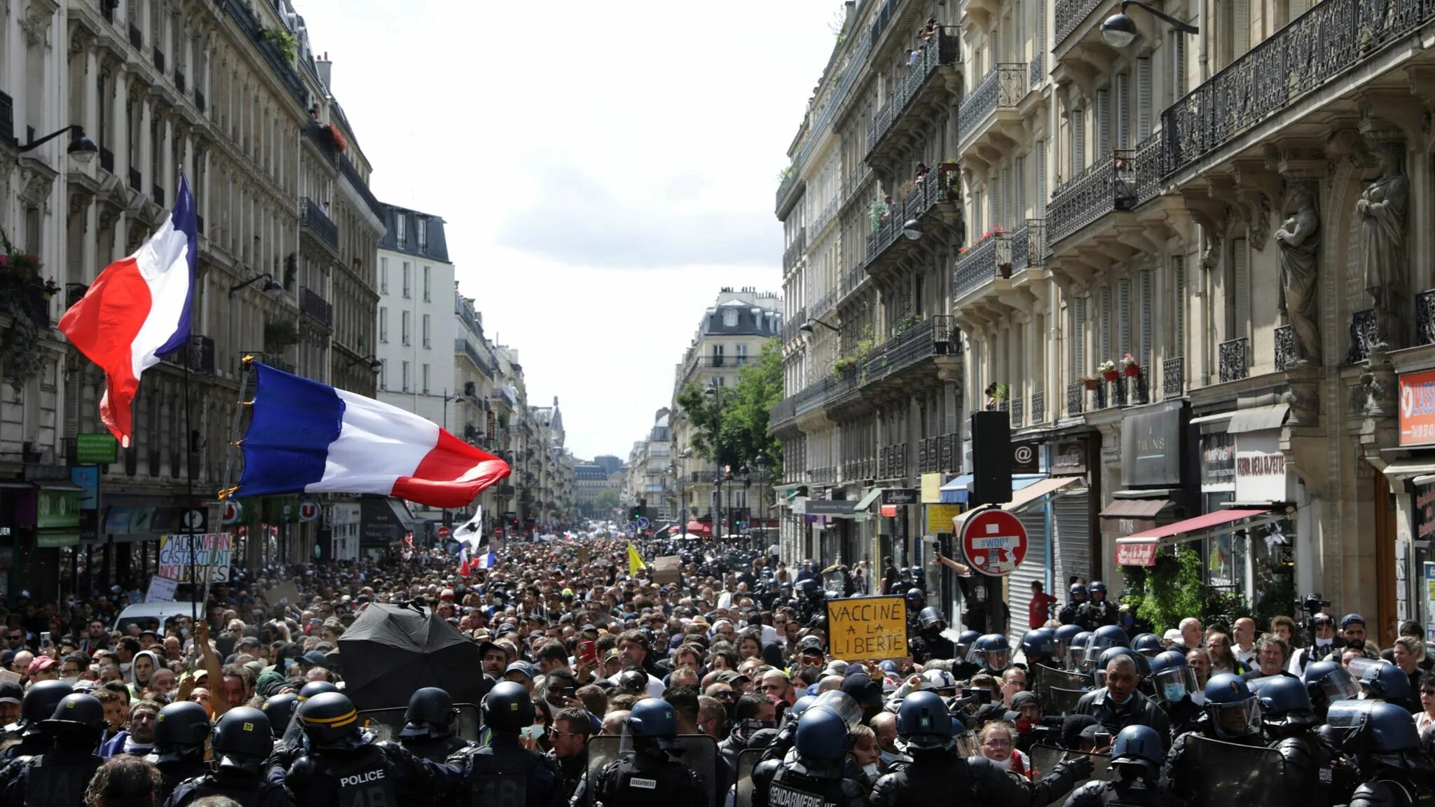 Французы сейчас. Протесты во Франции 2021. Протесты во Франции сейчас. Протесты во Франции Ницца. Протесты во Франции 2018.