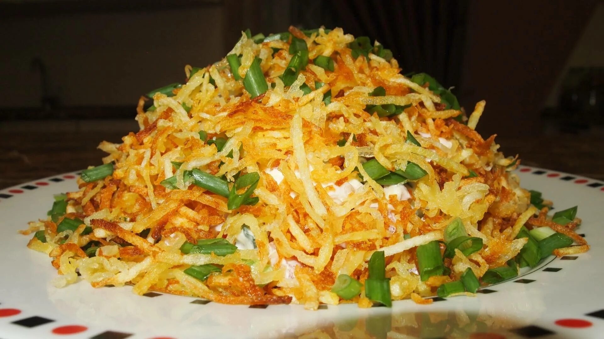 Салат с жареной картошкой сверху. Картофель пай с пекинской капустой. салат с картошкой фри. салат муравейник. салат с картофельный саломкой.