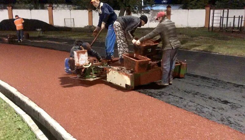 Укладка крошка в москве и московская область. Укладчик резиновой крошки механический. Укладка резиновой крошки. Тачка для резиновой крошки. Ручной укладчик резиновой крошки.