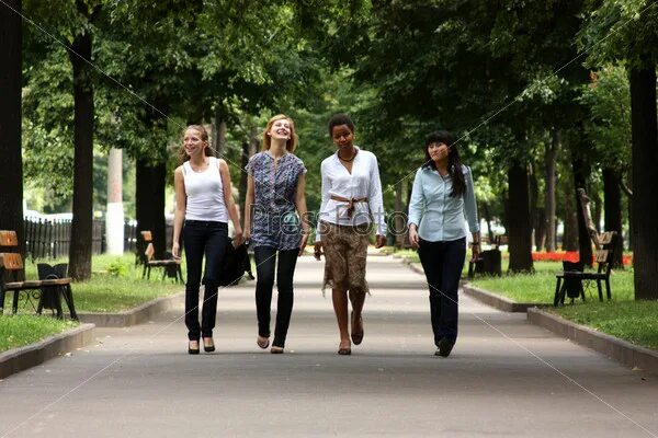 Четверо подруг ошибка. Прогулки с четырьмя подругами. 4 Женщины на прогулке. Четыре подруги гуляют по городу. 4 Девушки идут.