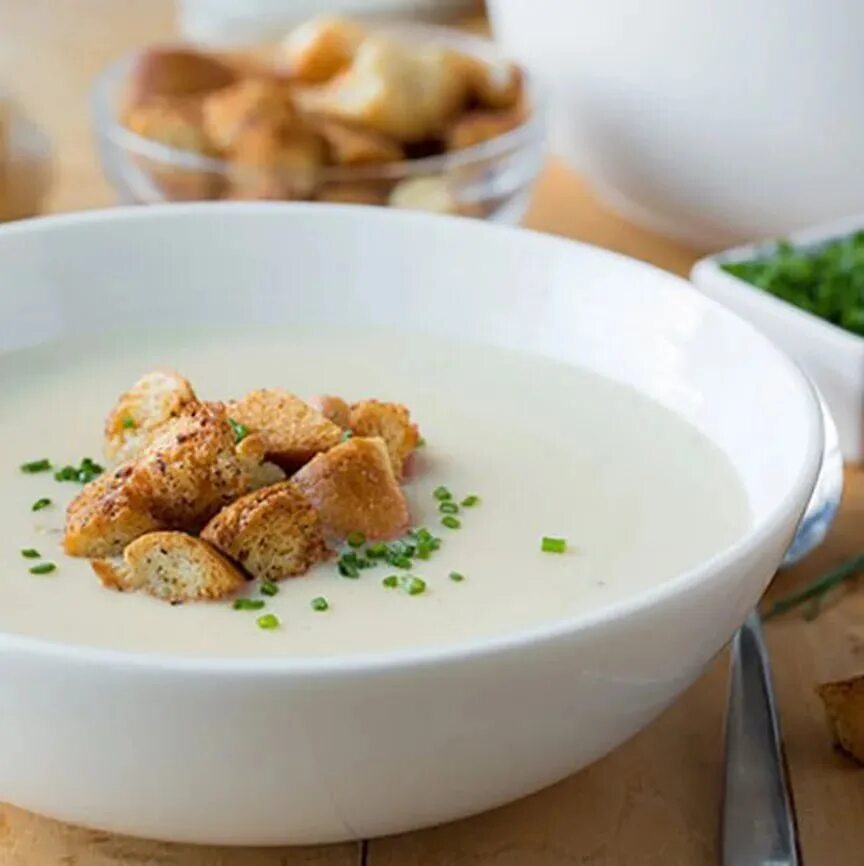Суп пюре картошка курица. Суп-пюре картофельный с гренками. грибной крем суп с крутонами. суп пюре с гренками.