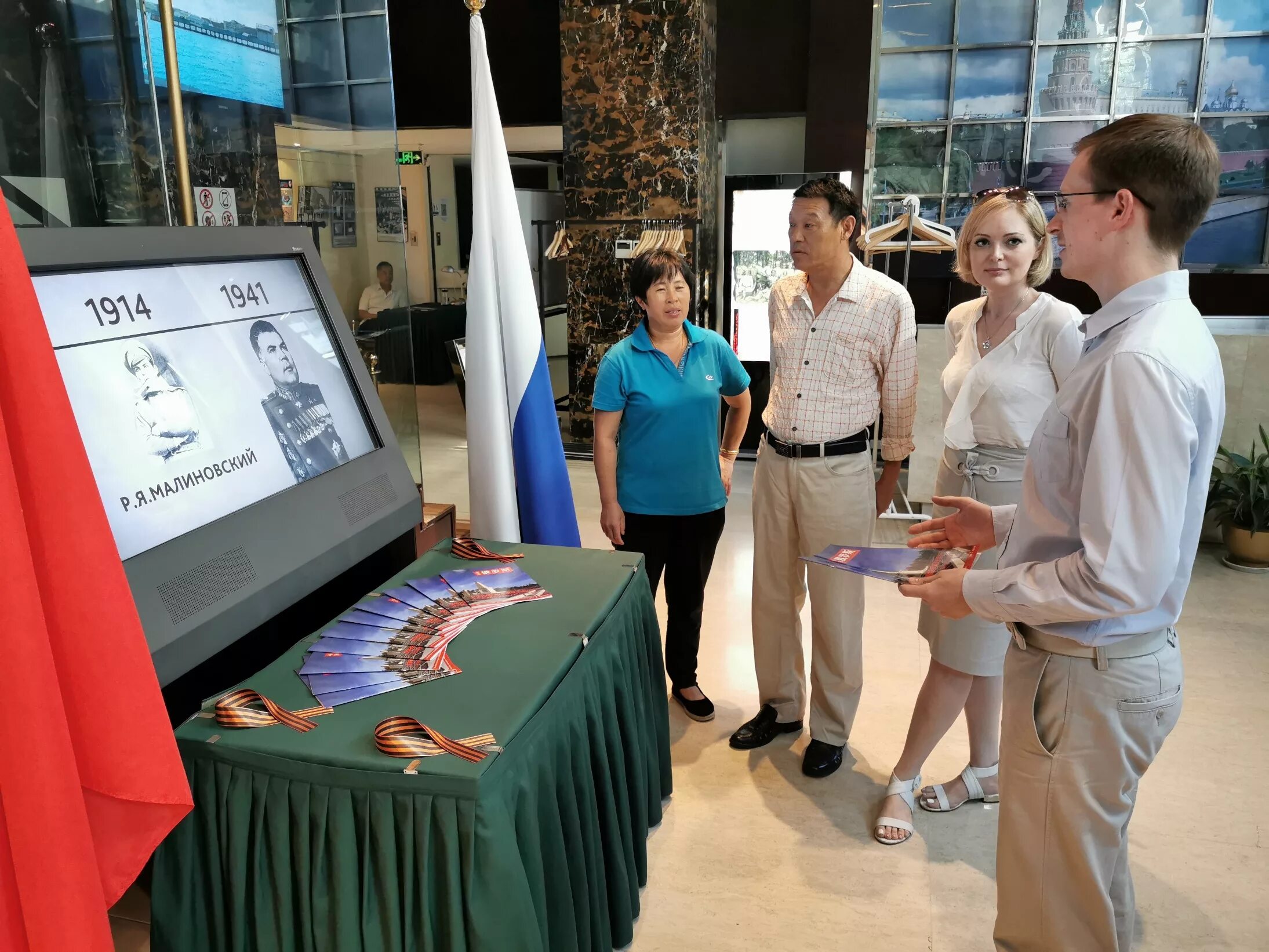 интерактивный стол в музее. мультимедиа в музее. арх москва next. электронные экспозиции. в черепов.