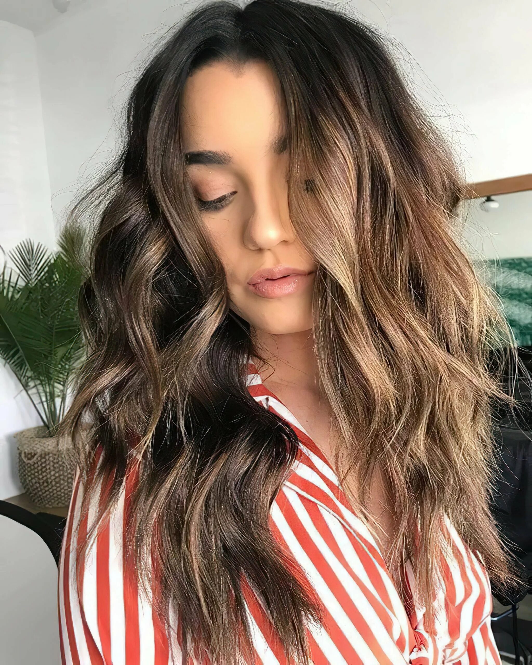 Бейби лайт окрашивание. Брондирование на каскад. Ким кардашян брондирование. Каштановый балаяж. Темный со светлыми прядями.