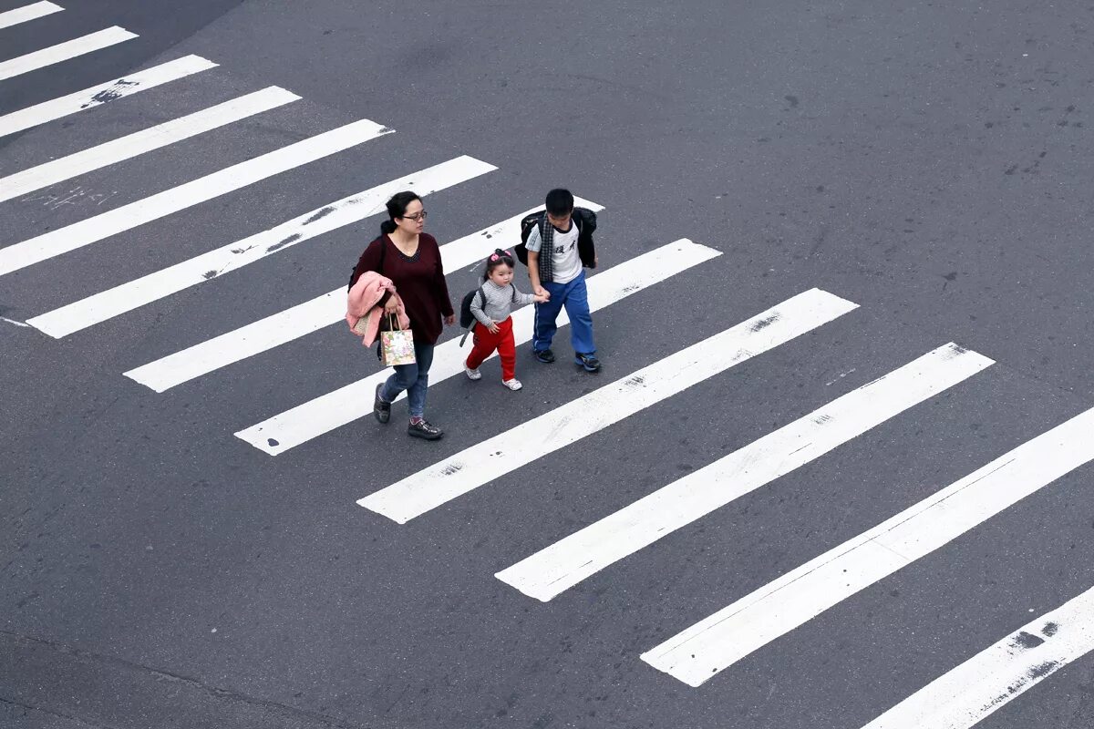 People this road. Пешеходная Зебра. Человек переходящий дорогу. Зебра пешеходный переход. Зебра дорожная.