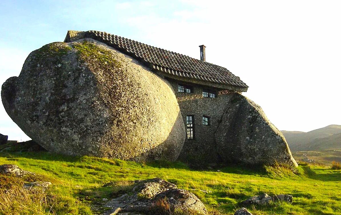 Каменный дом/casa do Penedo (Португалия). Дом в Камне, Фафе, Португалия.. Дом в валунах в Португалия. Каменный дом (Stone House / casa do Penedo; Гимараеш, Португалия). Ресурсный дом