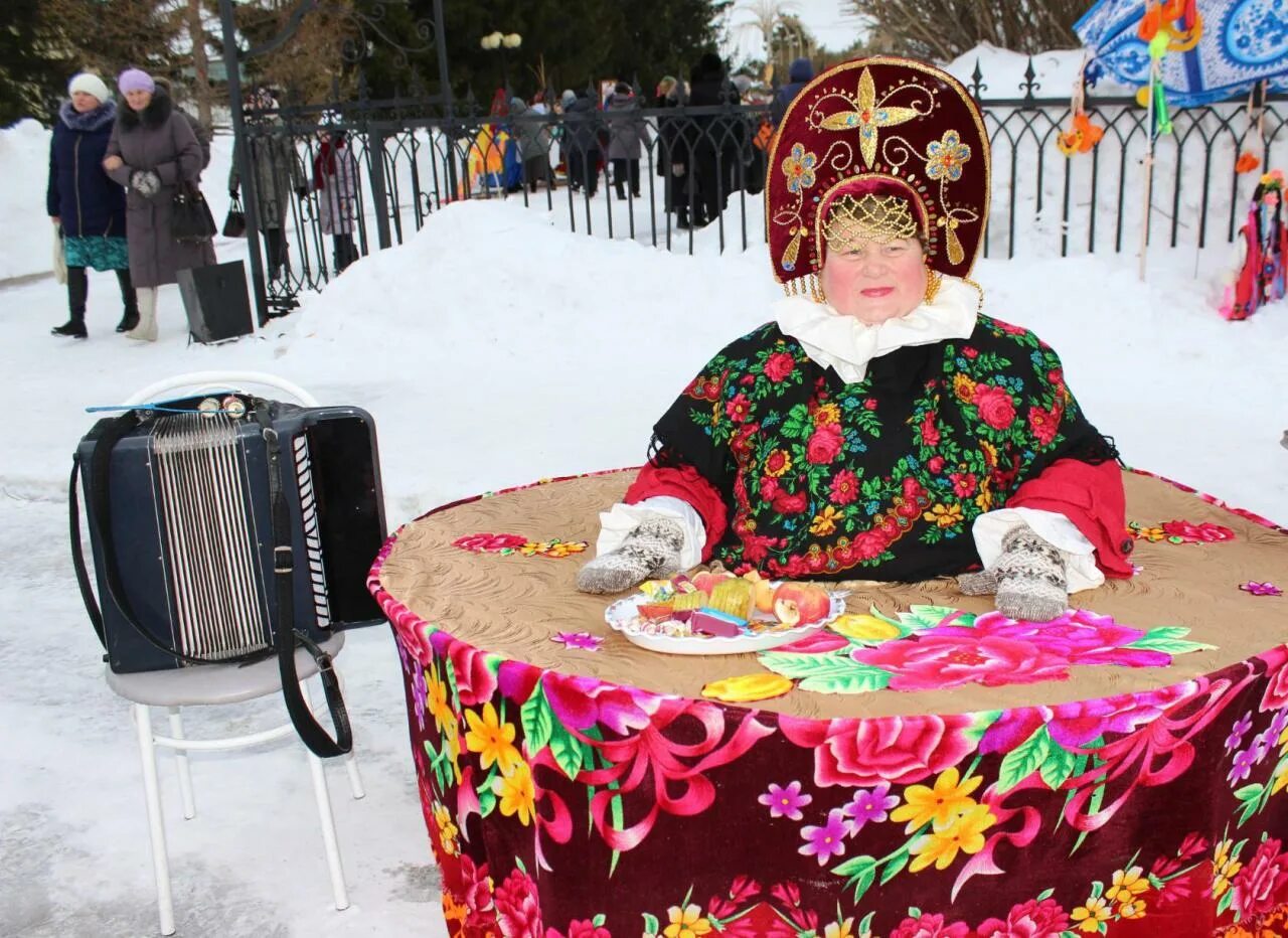 Стол на масленицу на улице как украсить. Украшение территории на Масленицу. Декор на Масленицу. Фотозона на Масленицу. Уличные украшения на Масленицу.