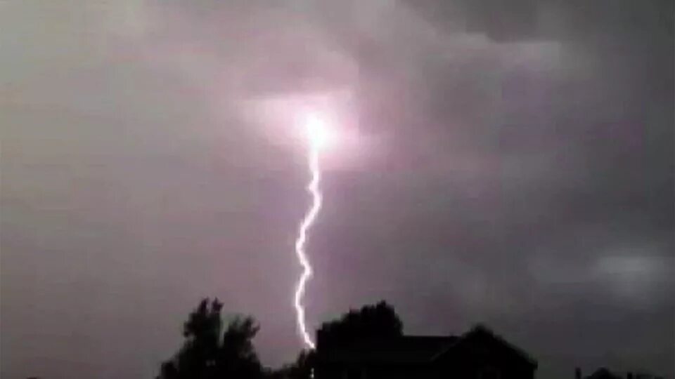 молния ударила в 4 человека