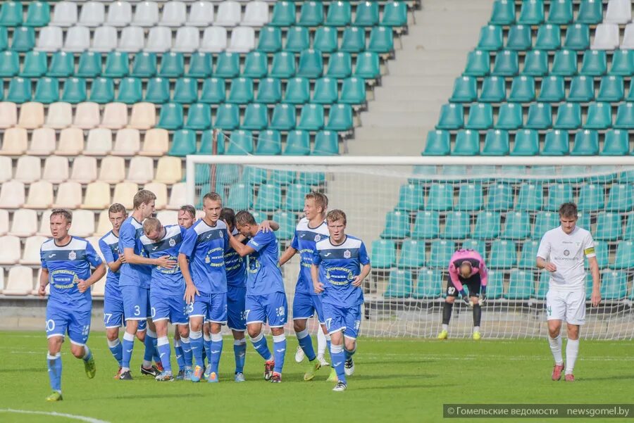 Андрей крупенин псков 747. Клуб днепр могилев. Зенит москва. Клуб днепр могилев. Эмблемы футбольных клубов беларуси.