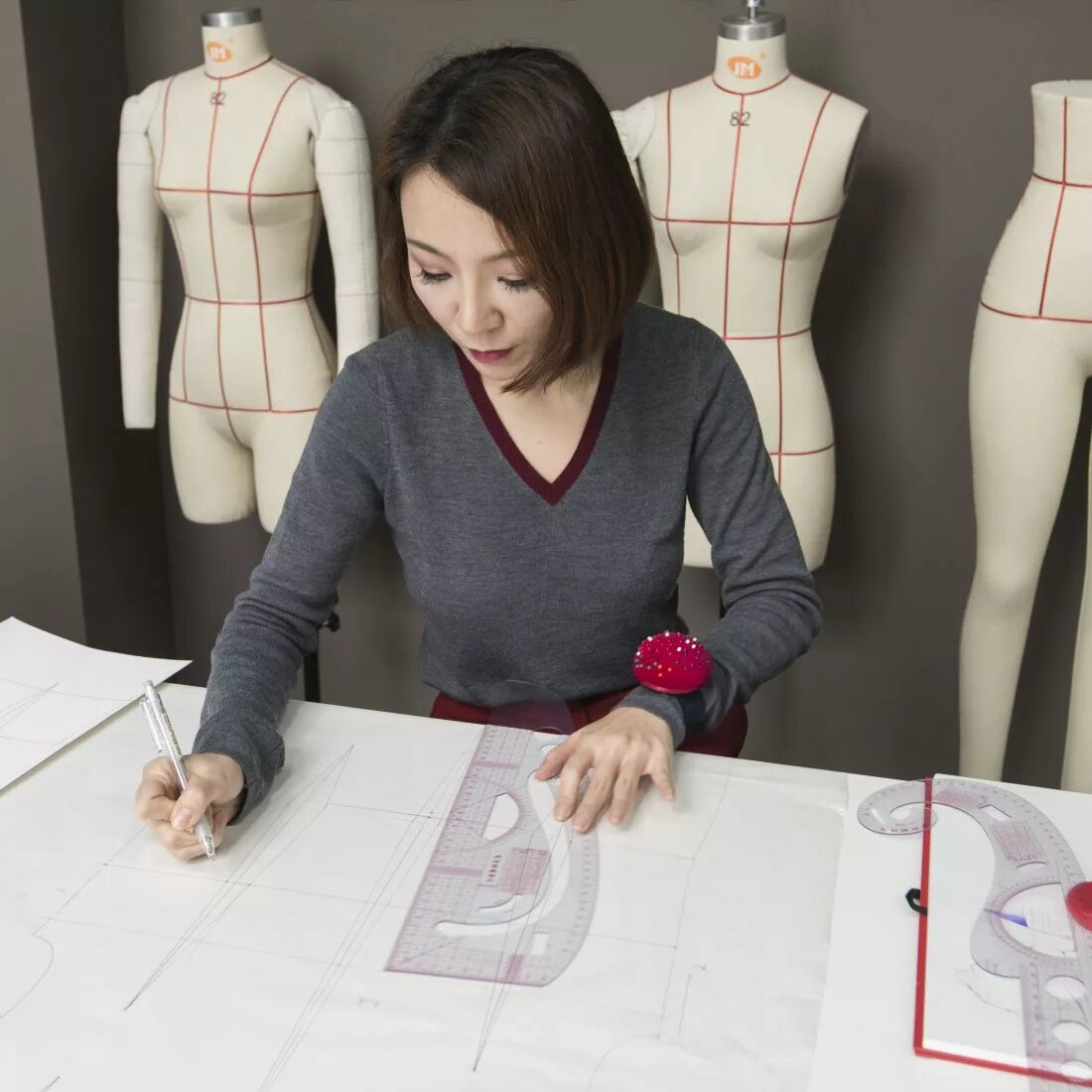 Преимущества профессии дизайнер одежды. Удаленная конструктор одежды. Дизайнер конструктор одежды. Дизайнер одежды. Удаленная конструктор одежды.