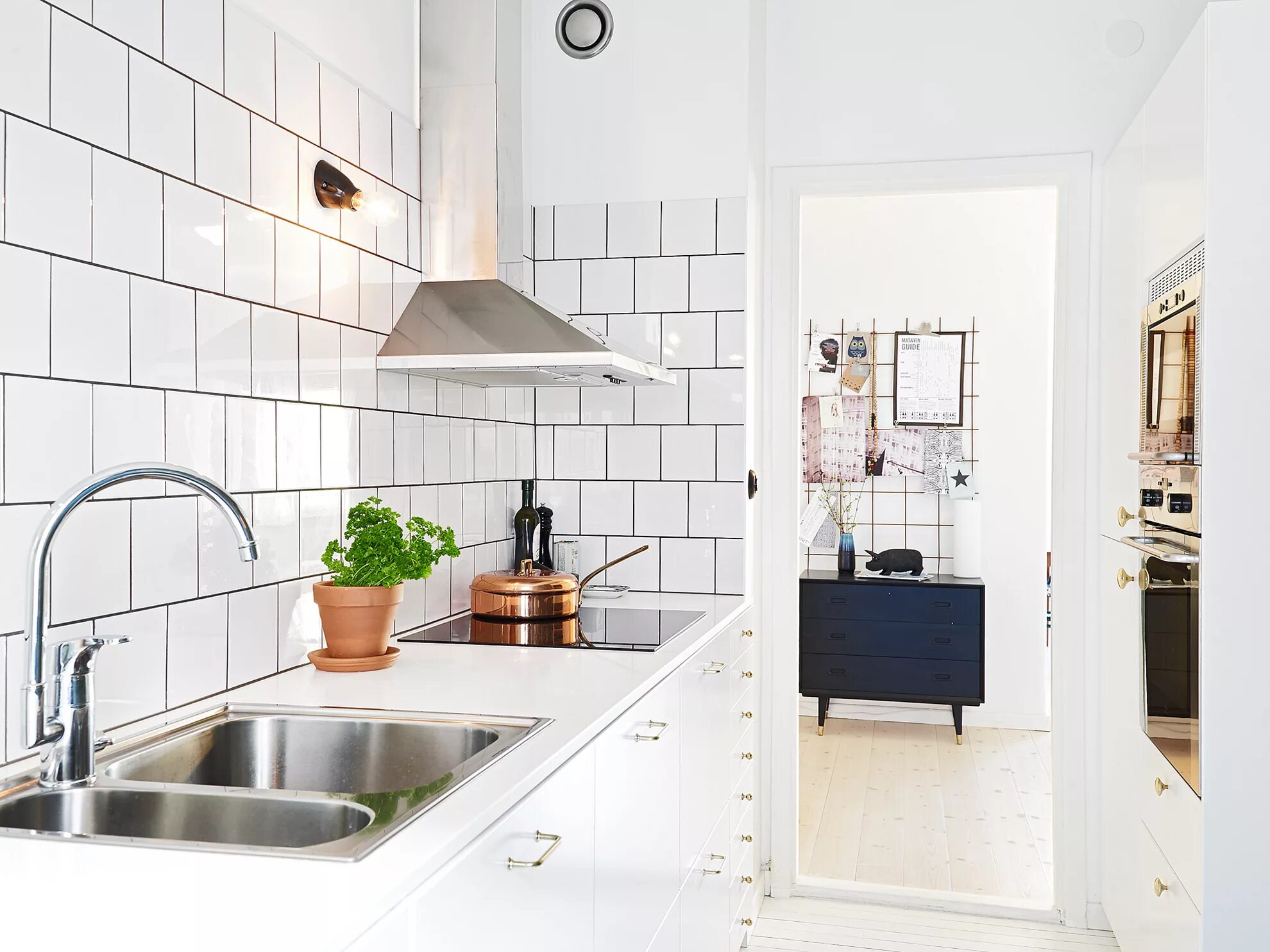 Плитка в интерьере кухни. Плитка на кухне в Сканди стиле. Белая плитка на кухне. Белая плитка на фартук для кухни. Фартук для белой кухни из плитки.