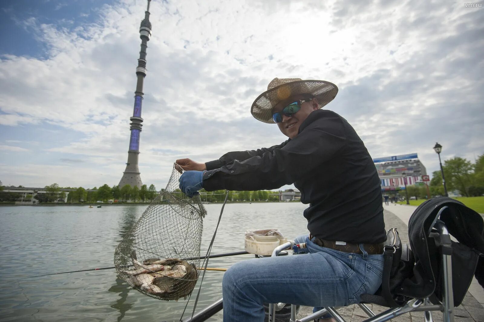 Рыба в Москве реке. Большие рыбы Москвы реки. Москва река рыбалка. Необычный Рыбак. Ловить рыбу в москве реке