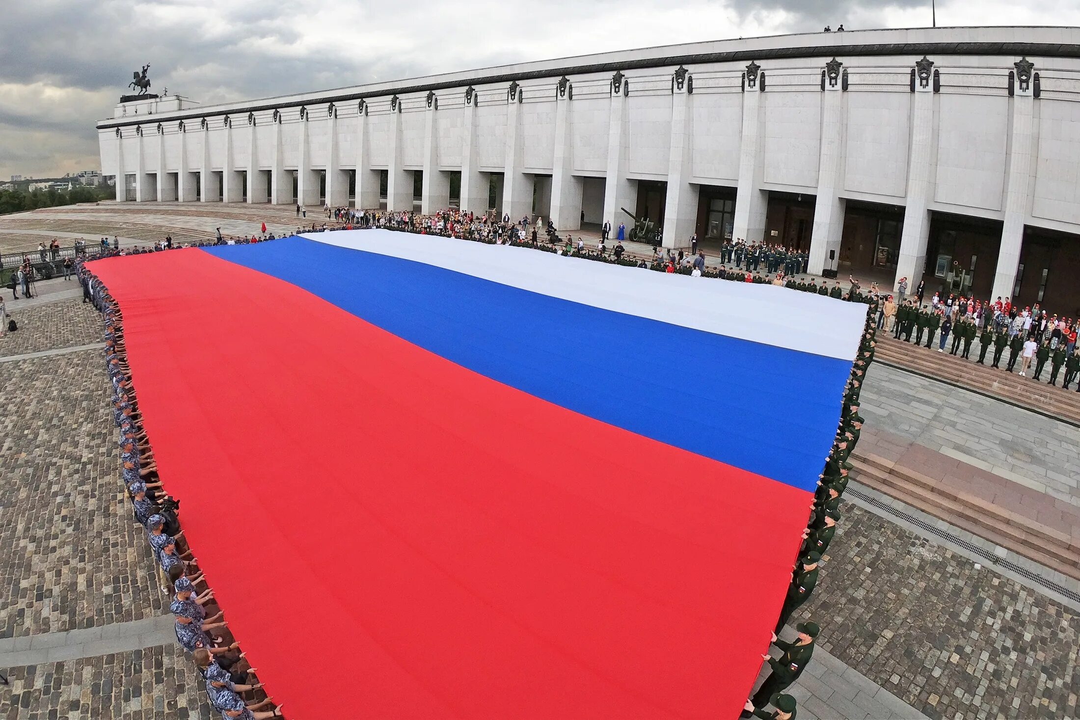 Флаг россии в москве