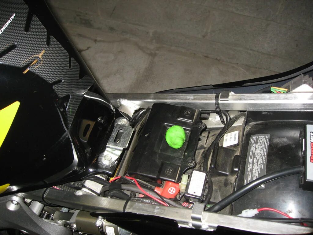 Как снять аккумулятор с мопеда. Honda cbr 600 fuse box. cbr600f4 аккумулятор. honda cbr 600 аккумулятор. акб honda f4.