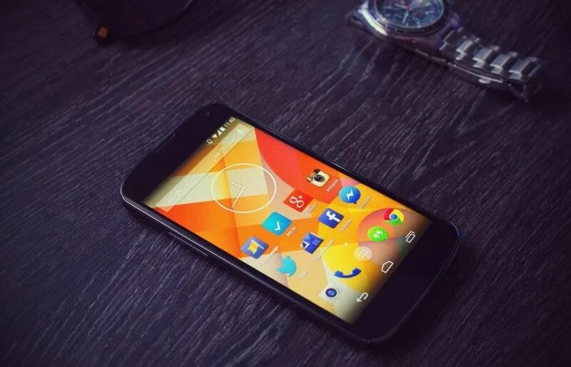 Установить рабочий стол смартфона. Google nexus 4. nexus 2025 смартфон. смартфон на столе.