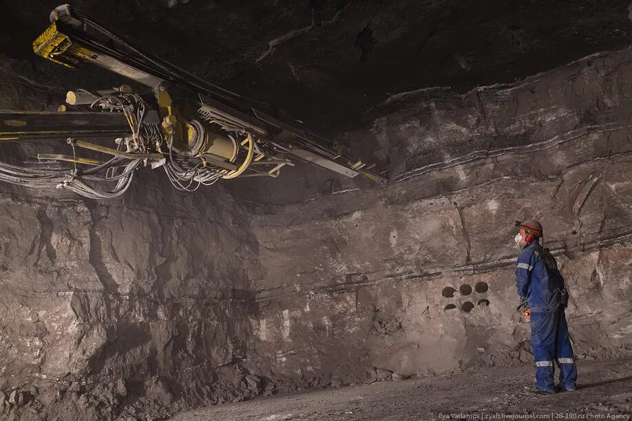 шахта южная березовский свердловская область. рудник опасные. урановые руд добыча шахты. рабочие в шахте. проходка подземных горных выработок.