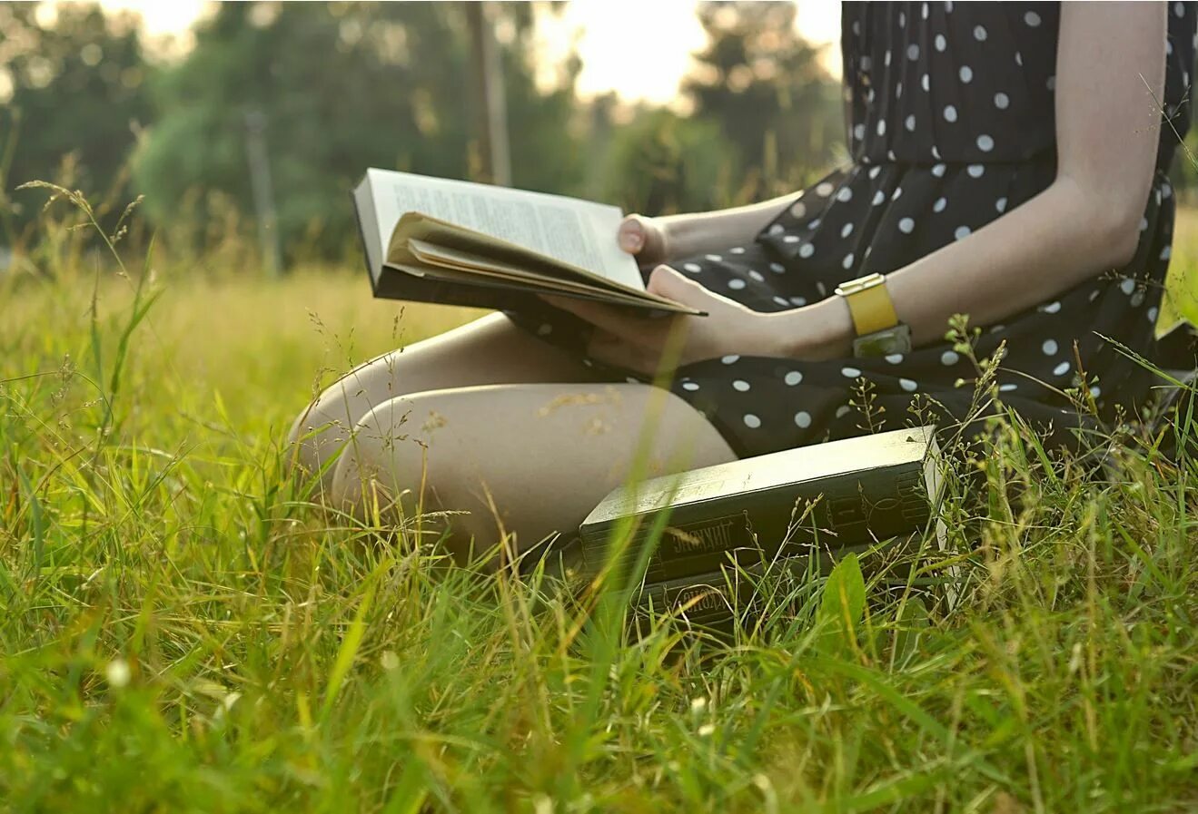 Девушка на траве с книгой. Лето с книгой. Девочка с книжкой на траве. Чтение на природе. Читает книгу с вибратором