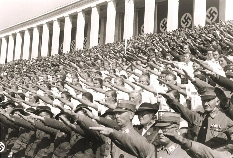 Фашистское общество. Нацистская Германия зигующие. Нацистская Германия Зигующая толпа.