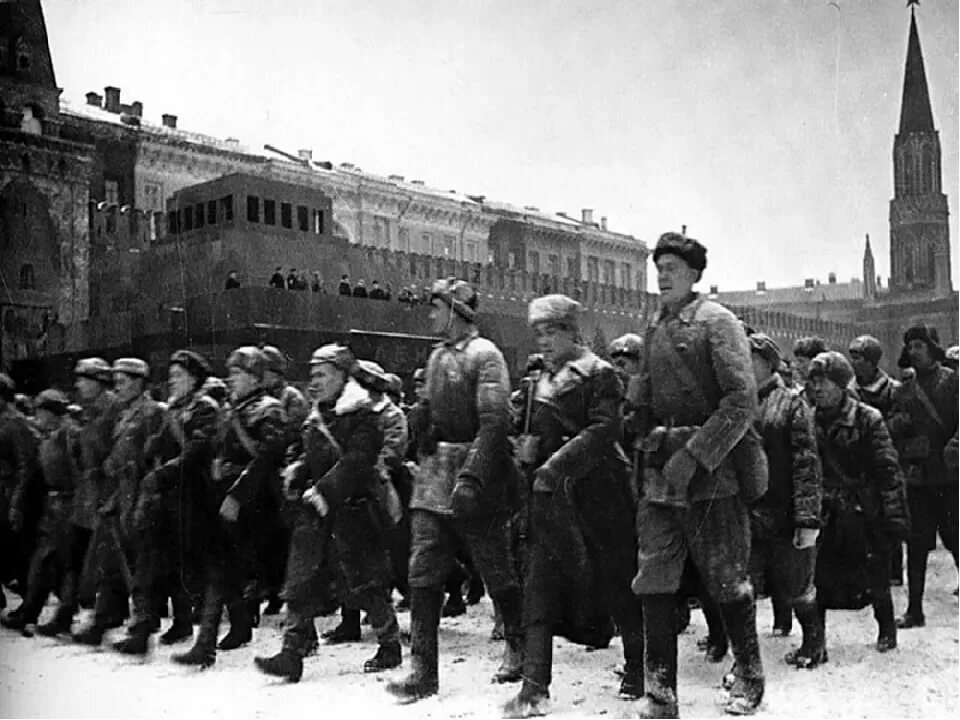 Парад 7 ноября 1941 г на красной площади в Москве. Битва за Москву 7 ноября 1941. ВОВ 1941 битва за Москву парад. Парад на красной площади 1941 битва за Москву.