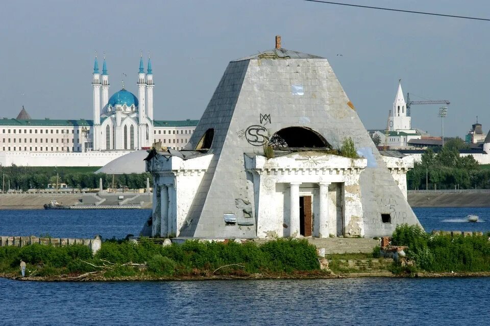 Казань пала. Храм памятник павшим воинам Казань. Храм памятник Спаса Нерукотворного Казань. Храм-памятник воинам, павшим при взятии Казани в 1552 году. Храм памятник Казань 1552.