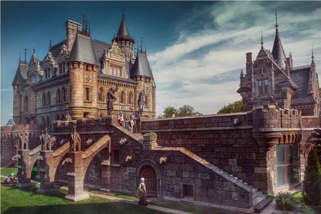 Когда был построен замок. Хрящёвка замок Гарибальди. Дворец Гарибальди Тольятти. Замок Гарибальди в Самарской области. Готический замок Гарибальди в России.