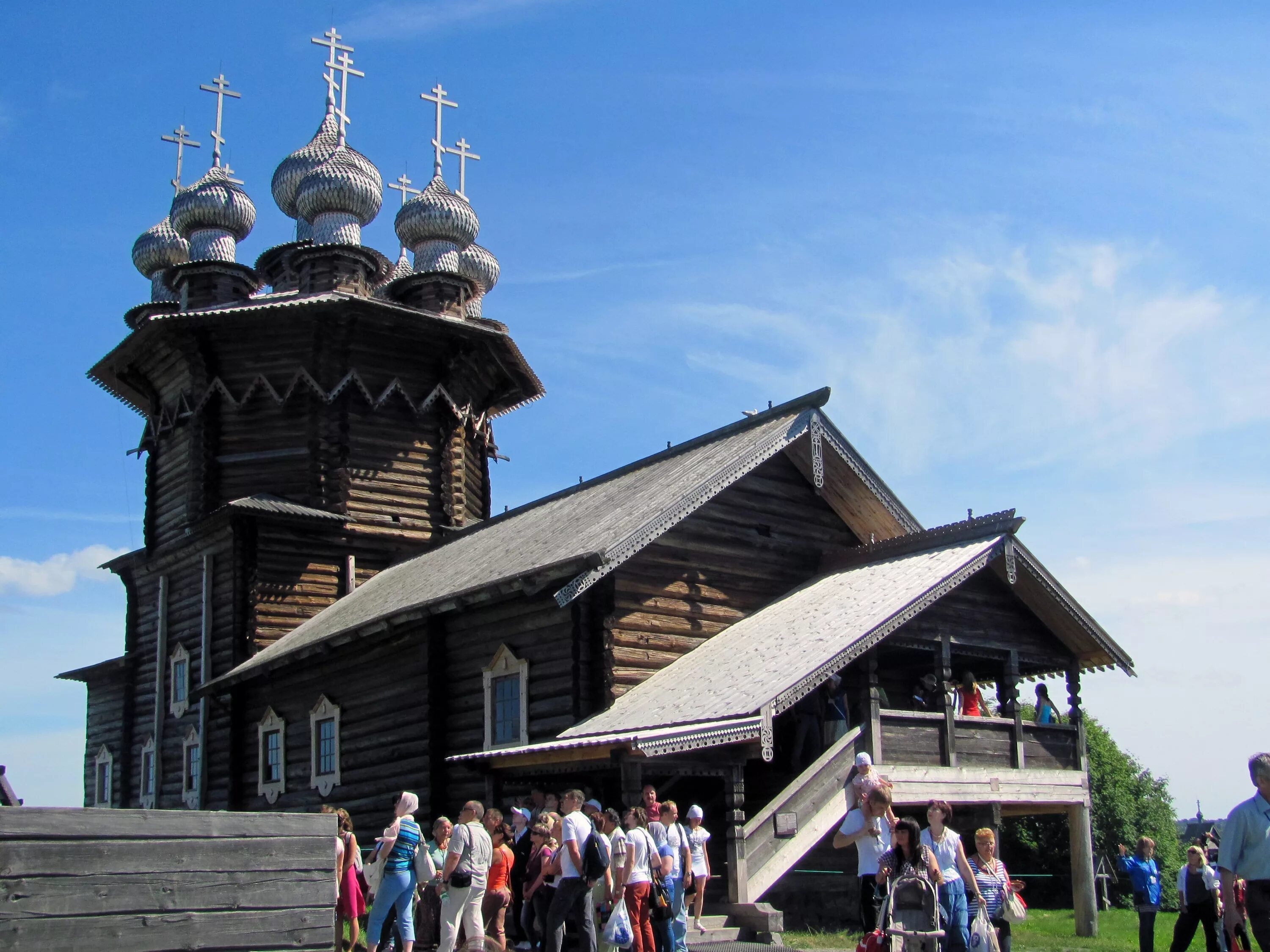 Кижи музей деревянного. Церковь Покрова Богородицы Кижи. Церковь Покрова присвятойпогородицы в Кижах. Покровской церкви Кижи. Музей деревянного зодчества Кижи.