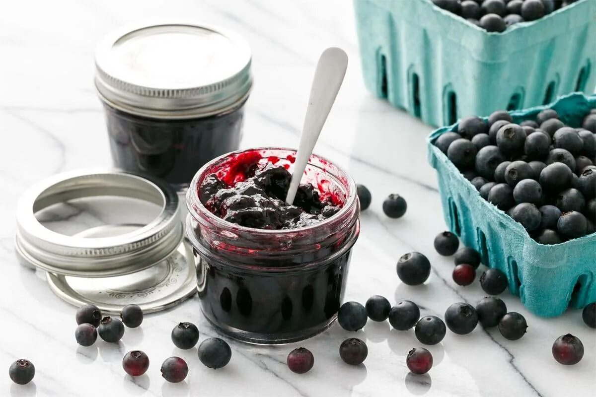 Черника на зиму рецепт. Варенье из голубики. Варенье из черники пятиминутка. Стерилизация черники в банках. Конфитюр из черники.